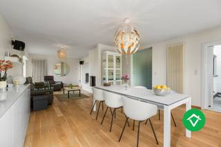 Deze alleenstaande woning met uitgestrekte vergezichten is gelegen op een grondoppervlakte van 1443 m².<br />Met zijn bewoonbare oppervlakte van 291 m² bestaat deze woning uit: oprit - inkomhal - toilet - vestiaire - living - keuken - berging - terras - grote tuin - nachthal - 3 slaapkamers - badkamer. <br /><br />Deze woning is volledig onderkelderd en bestaat uit: ruime garage - wasplaats - verschillende opbergruimten - polyvalente ruimte. <br /><br />Troeven van deze woning:<br /><br />- instapklare ruime woning met grote tuin<br />- rustige ligging<br />- uitgestrekte vergezichten<br />- 2de garage naast de woning <br /><br />Contacteer ons vrijblijvend voor meer info.