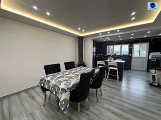 <p><span>GERONEVEERDE WONING MET 3 KAMERS EN TUIN</span></p><p><span>Richtprijs : 370.000 euro</span></p><p><span> </span></p><p><span>Deze gerenoveerde bel-etage woning bevindt zich in het landelijke Onkerzele nabij het vakantiedomein " De Gavers", scholen en openbaar vervoer.</span></p><p><span> </span></p><p><span>Beneden komt u binnen via de inkomhal en treft u verder een ruime garage met sectionale poort, berging en een aparte wasruimte met toilet en lavabo.</span></p><p><span> </span></p><p><span>Boven bevindt zich de ruime leefruimte met volledig geïnstalleerde keuken met zicht over de tuin en de velden. </span></p><p><span>De eerste badkamer bevindt zich tevens op verdiep 1 voorzien van </span></p><p><span>douche, toilet en lavabo.</span></p><p><span> </span></p><p><span>Op de 2de verdieping treft u 3 slaapkamers, waarvan 1 voorzien van en-suite badkamer met douche, toilet en lavabo.</span></p><p><span> </span></p><p><span>Achteraan bevindt zich een terras en aangelegde tuin met adembenemend zicht.</span></p><p><span> </span></p><p><span>De woning is voorzien van vloerverwarming op het 1ste en 2de verdiep.</span></p><p><span> </span></p><p><span>Automatische rolluiken en videofoon aanwezig.</span></p><p><span> </span></p><p><span>Kortom een pareltje!!!</span></p><p><span> </span></p><p><span>Voor info of bezoek bel Louis op 0472/29.25.04 of stuur een mail naar louis@svena.be</span></p><p><span> </span></p><p><span>Stedenbouwkundige inlichtingen in aanvraag!!</span></p><p><span>De gegevens zijn louter informatief en wij kunnen niet aansprakelijk gesteld worden voor eventuele onjuistheden.</span></p><p><span>De bewoonbare oppervlakte is slechts indicatief.</span></p><p><span> </span></p>