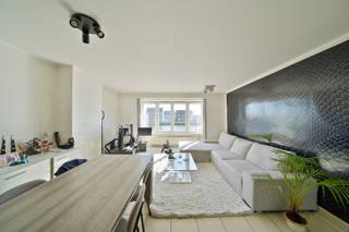 Aan de vaart in Bredene vindt u, op een boogscheut van winkels, openbaar vervoer en verbindingswegen, deze bel-étage woning.Bij binnenkomst word je...