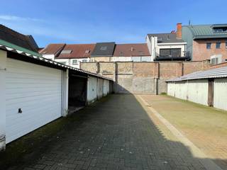 HIER ZIJN IN TOTAAL NOG 2 GARAGEBOXEN TE KOOP. De garages zijn volledig afgesloten met kantelpoort en maken deel uit van een afgesloten...