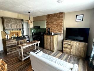 Charmant appartement te koop in hartje Nieuwpoort – interessante investering met mooi rendement!<br /><br />Op zoek naar een leuke pied-à-terre aan zee of een rendabele vastgoedinvestering? Dit gezellige appartement, ideaal gelegen in het stadscentrum van Nieuwpoort, biedt tal van mogelijkheden!<br /><br />Het appartement omvat een aangename woonkamer met open keukentje, een comfortabele slaapkamer, een aansluitende badkamer met douche en een afzonderlijk toilet.<br /><br />Gelegen in een kleinschalig gebouw met slechts 3 eigenaars, geniet u hier van een rustige en overzichtelijke mede-eigendom.<br /><br />Troeven op een rij:<br />- Topligging in het centrum van Nieuwpoort<br />- Praktische en gezellige indeling<br />- Afzonderlijke slaapkamer en toilet<br />- Kleinschalig gebouw met slechts 3 eigenaars<br />- Interessante investeringsopportuniteit aan de kust<br /><br />Een ideale kans om te investeren in vastgoed aan zee én te genieten van de aantrekkingskracht van Nieuwpoort!