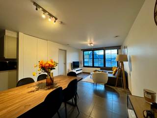 Gelegen in het bruisende centrum van Eeklo en dichtbij alle nodige voorzieningen, biedt dit fraaie appartement het ideale evenwicht tussen...