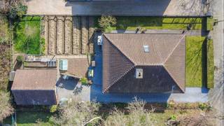 Een fijn onderhouden, residentieel gelegen gelijkvloersvilla met heden oa. 2 slaapkamers, een zeer ruime in te richten zolderverdieping (mogelijk...