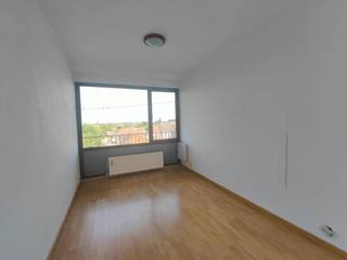 <h1><span>Tweeslaapkamerappartement nabij het centrum van Roeselare</span></h1><h1><span> </span></h1><h1><span>Op zoek naar een interessante investering of een ruim appartement op een toplocatie? Dan is dit deels gerenoveerde appartement een uitstekende opportuniteit!</span></h1><h1><span> </span></h1><h1><span>Het appartement beschikt over een </span><span>inkomhal</span><span>, een aparte </span><span>keuken</span><span>, een lichtrijke </span><span>leefruimte</span><span> en </span><span>twee slaapkamers</span><span> al deze ruimtes bieden toegang tot het </span><span>ruime</span><span> </span><span>terras</span><span>. </span></h1><h1><span>Verder is er nog een apart </span><span>gastentoilet</span><span> en een </span><span>badkamer </span><span>met ligbad. Recent werden onder andere </span><span>nieuwe verwarmingen/ Laminaat geplaatst</span><span>. </span></h1><h1><span>Dankzij de ligging op de 5de verdieping geniet u van een mooi groen en panoramisch uitzicht. Een </span><span>lift</span><span> en een </span><span>private kelderberging</span><span> zijn eveneens inbegrepen.</span></h1><h1><span> </span></h1><h1><span>Gelegen op wandelafstand van het centrum van Roeselare, met winkels, openbaar vervoer en belangrijke invalswegen vlakbij.</span></h1><h1><span> </span></h1><h1><span>Interessante investering: momenteel verhuurd aan </span><span>€580/maand + €125 provisie syndic</span><span>.</span></h1>