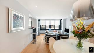 Ontdek dit stijlvol afgewerkte en instapklare appartement waar ruimte, licht en wooncomfort perfect samenkomen. Dankzij de hoogwaardige afwerking en de uitstekende ligging is dit een ideale woon- of tweede verblijfplaats aan de kust.<br /><br />Bij het binnenkomen wordt u verwelkomd in een ruime, lichtrijke leefruimte die naadloos aansluit op de open, volledig uitgeruste keuken. Vanuit de keuken geniet u van directe toegang tot het aangename terras aan de voorzijde, een fijne plek om te ontspannen. Het appartement beschikt over twee volwaardige, ruime slaapkamers, beide voorzien van ingemaakte kasten die zorgen voor een strak en verzorgd interieur. Beide slaapkamers geven uit op een zonnig en rustig terras achteraan, waar u in alle privacy kunt genieten van de buitenlucht. De eerste slaapkamer beschikt over een elegante badkamer met ligbad en wastafel. De tweede slaapkamer heeft een eigen douche en lavabomeubel, wat extra comfort en privacy biedt.<br /><br />Verder omvat het appartement een apart gastentoilet en een praktische berging met aansluiting voor een wasmachine en droogkast. Een uitzonderlijke troef is de mogelijkheid om een garage op het gelijkvloers aan te kopen. Deze biedt plaats aan een grote én een kleine wagen en beschikt bovendien over extra bergruimte, ideaal voor fietsen, strandmateriaal of bijkomende stockage. Verkoopprijs garage: € 250.000. Daarnaast beschikt het appartement over een private kelderberging en een gemeenschappelijke fietsenberging met fietshaken.<br /><br />Bent u geïnteresseerd? Neem gerust contact met ons op voor meer informatie of een bezichtiging.