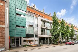 Maison de repos lumineuse au centre de Saint-NicolasCet appartement agréable et bien situé se trouve dans une résidence bien entretenue, à distance de marche du centre-ville et de plusieurs magasins. L'appartement se compose d'un espace de vie et d'une cuisine équipée dans un espace ouvert, donnant sur la terrasse et bénéficiant d'une belle vue sur la verdure. Il y a également une chambre à coucher et une salle de bains équipée avec douche à l'italienne, lavabo et toilettes. Un parking se trouve à l'arrière du bâtiment. On peut se promener tranquillement dans les parcs voisins, mais on peut aussi faire le tour de la ville à proximité. Intéressant aussi comme investissement !