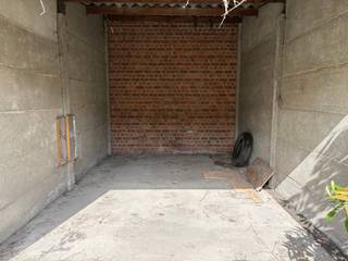 Op een vlot bereikbare locatie in Sint-Amandsberg bevindt zich deze praktische en afgesloten garagebox (lot 2).<br /><br />De garagebox is gelegen in een garagecomplex aan de Sint-Bernadettestraat 40+ en is eenvoudig bereikbaar via een gemeenschappelijke oprit.<br /><br />Dankzij de kantelpoort biedt de garage een praktische en veilige oplossing voor het stallen van een wagen, motorfiets of fietsen. Daarnaast is de ruimte ook geschikt als extra opslagplaats.<br /><br />Troeven:<br />- Afgesloten private garagebox (lot 2)<br />- Vlot toegankelijk via gemeenschappelijke oprit<br />- Voorzien van een kantelpoort<br />- Geschikt voor parkeren of extra opslagruimte<br />- Gunstige ligging in Sint-Amandsberg<br /><br />Voor meer informatie en/of een bezoek, contacteer Henri via henri@immodavinci.be of op 0488 63 13 54.