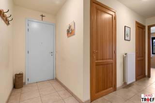 Dit ruim en energiezuinig appartement bevindt zich pal in centrum Lebbeke, in onmiddellijke nabijheid van winkels, openbaar vervoer, scholen,…, en is gelegen in Residentie Casino op de tweede verdieping (lift aanwezig in gebouw). Indeling: een inkomhal, een apart toilet, een ruime leefruimte met toegang tot een eerste terras, een volledig geïnstalleerde keuken met aansluitend een praktische bergruimte/wasplaats. Verder is er een badkamer met wastafel en douche en zijn er twee slaapkamers waarvan 1 met eigen terras. Bij dit appartement is ook een garagebox inbegrepen. TROEVEN: lichtrijk en praktisch appartement, perfect onderhouden, mooie ruimtes, EPC B, lift aanwezig, afgesloten garagebox inbegrepen in huurprijs, in hartje Lebbeke gelegen, alles op wandelafstand bereikbaar. Huurprijs € 890 + € 50 gemeenschappelijke kosten. Vragen, info of een bezoek? Contacteer gerust Charlotte van Immo Troef 052 52 52 00 of info@immotroef.be