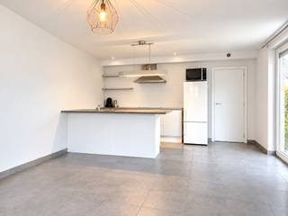 YES! Voor dit pand kan je zélf een afspraak inboeken! Ga naar de advertentie op onze website www.justwonen.be en plan meteen je afspraak in.<br /><br />Graag switchen naar ’n appartement, maar geen zin in dat gemeenschappelijk gedoe en servicekosten? We’ve got you. Dit gelijkvloerse stulpje is namelijk the best of both worlds: onderhoudsvriendelijk en compact wonen, maar met een eigen voordeur, eigen oprit en een superfijn tuintje. <br /><br />Indeling:<br />Via je eigen voordeur – jawel – stap je meteen je inkomhal binnen. Deze geeft toegang naar een apart toilet en een handige bergkast/vestiaire.<br /><br />Aan de achterzijde van ’t appartement zit de woonkamer met keuken. Oké, het is inderdaad geen balzaal, maar dankzij de open lay-out een fijne ruimte om te vertoeven. En heb je de grote schuifraam naar de tuin al gespot? Zwier ‘m op zonnige dagen open, en je haalt zo de zomer naar binnen. <br /><br />Slapen doe je aan de andere kant, waar we een grote slaapkamer met aansluitend een badkamer vinden. De badkamer is voorzien van een douche, badkamermeubel en aansluitingen voor wassen en drogen. <br /><br />De foto’s van de tuin dateren van enkele jaren geleden, want deze kan momenteel dus wat opfriswerk gebruiken. Maarrr de eigenaars zorgen ervoor dat jij helemaal netjes en clean kan starten. Beloofd!<br /><br />Je beschikt niet over een garage, maar er is een oprit waar je minstens 2 auto’s kwijt kan. Verder heb je een poortje naar de tuin, dus ook fietsen kan je zonder problemen achter slot en grendel zetten.<br /><br />Geen gemeenschappelijke kosten!