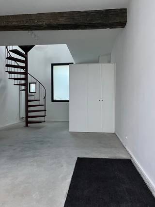 In de Korte Sint-Annastraat, op wandelafstand van de Ossenmartk, de Meir en tal van gezellige horecazaken, vinden we dit stijlvol gerenoveerd huis terug<br /><br />De gelijkvloers is ingericht als grote leefkeuken met toegang tot een kelderruimte. Het eerste verdieping is perfect om tot rust in de komen in de leefruimte. Hier is ook het eerste toilet voorzien met een wasberging. <br />De woning beschikt over twee volwaardige slaapkamers en moderne badkamer. Dankzij de zorgvuldige afwerking ervaart u een instant gevoel van kwaliteit en comfort.<br /><br />Troef van dit appartement is ongetwijfeld het ruime dakterras, waar u in alle rust kan genieten van zon en stadsvibes.<br /><br />Een ideale plek voor wie op zoek is naar een kwalitatief afgewerkt woning met buitenruimte, midden in het bruisende centrum van Antwerpen.