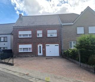 Op zoek naar een ruime woning met veel potentieel? Deze gezinswoning biedt u de ruimte, rustig gelegen én tal van mogelijkheden om er uw eigen thuis van te maken.<br />Bij het binnenkomen vindt u een inkomhal die toegang geeft tot de leefruimte en een aparte voorplaats. Verder zijn er een keuken met aansluitende veranda, een praktische garage, een terras en buitenbergingen. De droge kelder biedt extra opbergruimte.<br />Op de eerste verdieping bevindt zich een centrale nachthal die uitgeeft op vier slaapkamers en een badkamer. Via een vaste trap bereikt u de zolder, die dankzij het vernieuwde en met 17 cm gespoten PUR geïsoleerde dak, perfect kan worden ingericht als bijkomende kamers of hobbyruimte.<br />Parkeergelegenheid voor maar liefst drie wagens voor de woning.<br />Kortom, deze woning combineert een rustige ligging met veel ruimte, én de nodige troeven voor wie op zoek is naar een ruime gezinswoning met groeimogelijkheden.
