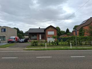 ✨ Ruime woning met groot bijgebouw en duurzame voorzieningen – deels gerenoveerd ✨<br /><br />Op zoek naar een woning met karakter, ruimte én toekomstgerichte investeringen? Deze woning uit 1967, die reeds deels gerenoveerd werd, biedt tal van mogelijkheden voor wie comfortabel wil wonen met extra werk-, opslag- of hobbyruimte.<br /><br />🏡 De woning<br /><br />Deze charmante woning werd de voorbije jaren al grondig aangepakt:<br /><br />✅ Nieuw dak<br />✅ Vernieuwde elektriciteit<br />✅ Dak- én spouwmuurisolatie<br /><br />De woning beschikt over 3 volwaardige slaapkamers, met bovendien de mogelijkheid tot het inrichten van een vierde slaapkamer op de zolder. Ideaal voor grotere gezinnen of wie extra ruimte wenst voor bureau of hobby.<br /><br />Dankzij de uitgevoerde renovaties geniet je van een EPC C, dus geen renovatieverplichting, terwijl er nog ruimte blijft om verder naar eigen smaak af te werken.<br /><br /> Duurzaam en energiezuinig wonen<br /><br />De woning is uitgerust met moderne energievoorzieningen:<br /><br />☀️ 28 zonnepanelen<br />🔋 Batterij van 18 kWh<br />⚡ 22KW Laadpaal voor elektrische wagen<br />🌱 Mogelijkheid om off-grid te functioneren<br /><br /><br />🏢 Uniek bijgebouw (200+ m²)<br /><br />Achteraan het perceel bevindt zich een volledig vergund bijgebouw van ruim 200 m². Ideaal als:<br /><br />- werkplaats of atelier<br />- opslagruimte<br />- hobbyruimte<br />- of voor zelfstandige activiteit<br /><br />Deze extra ruimte biedt werkelijk tal van mogelijkheden!