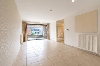 - Rustige ligging in Dadizele-centrum: Ter Klippe 29<br />- Instapklaar appartement op de eerste verdieping (lift aanwezig)<br />- Lichtrijke leefruimte met open keuken<br />- Handige berging, aansluitend op de keuken<br />- Zonneterras, uitgevend op het binnenplein<br />- 2 volwaardige slaapkamers<br />- Badkamer met wastafel, douche en toilet<br />- Extra apart toilet<br />- Uitstekend EPC: label A (74 kWh/m²/jaar, UC: 3917171)<br />- Richtprijs: € 249.000<br />- Optie tot aankopen garage: € 20.000