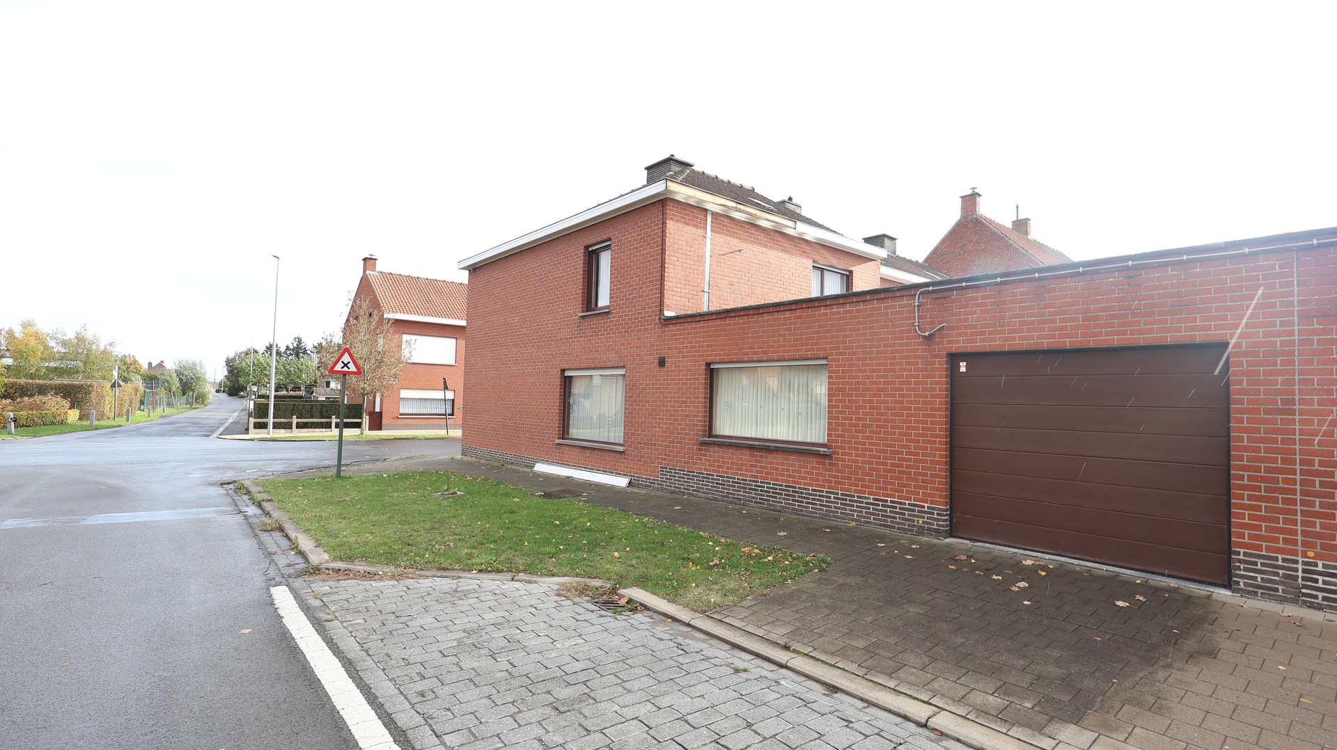 Halfopen huurwoning in het centrum van Izegem met garage - foto 2