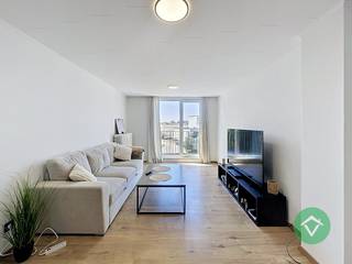 Dit ruim duplex-appartement van ca. 94 m² is centraal gelegen in het hart van Torhout, op wandelafstand van scholen, winkels en openbaar vervoer. Dankzij de praktische indeling en de gunstige ligging vormt dit pand zowel een interessante investering als een aangename woonst.<br /><br />Via de aparte inkom en trappenhal bereikt u het appartement. Op de eerste verdieping bevinden zich twee volwaardige slaapkamers, een badkamer met toilet en toegang tot het terras via één van de slaapkamers. Via een vaste trap komt u terecht in de lichtrijke leefruimte met woonkamer, een gezellig tweede terras en een ingerichte keuken.<br /><br />Het appartement is momenteel verhuurd via een lopende woninghuurovereenkomst, wat zorgt voor een onmiddellijke opbrengst voor investeerders.<br /><br />Troeven van dit appartement:<br />- Gunstig EPC – geen renovatieverplichting<br />- Elektrische installatie conform<br />- Centrale ligging nabij tal van voorzieningen<br />- Lopende huurovereenkomst<br />- Twee terrassen aanwezig<br /><br />Bent u op zoek naar een interessante investering of een comfortabel appartement op een centrale locatie? Contacteer ons vandaag nog voor een bezoek ter plaatse.