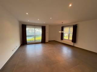 NIEUWERKERKEN - Appartement mét ondergrondse staanplaats<br /><br />Inschrijven voor het geplande kijkmoment kan via onze website => www.immoderas.be/afspraak-instructies<br /><br />Dit fraaie appartement bevindt zich in het hartje van het rustige Nieuwerkerken (Aalst). Dichtbij vinden we tal van winkels, mogelijkheden tot het nemen van het openbaar vervoer, invalswegen en een vlotte verbinding met Aalst en de E40.<br /><br />Het appartement omvat een lichtrijke leefruimte die uitgeeft op een gezellig terrasje. Aansluitend bij de living vinden we een keuken voorzien van alle hedendaagse noden (oven, keramische kookplaat, vaatwas , veel opbergmogelijkheden). Verder vinden we twee slaapkamers ( groot en middelgroot) terug met aansluitend in de gang een volledig uitgeruste badkamer (bad/douche combinatie, wastafel en toilet). In het appartement bevindt zich ook nog een berging met aansluiting voor wasmachine en droogkast. Extra troeven van dit gebouw zijn de ondergrondse staanplaats + fietsenberging en de mooie gemeenschappelijke tuin. Het appartement is ook voorzien van gordijnen en op maat gemaakte vliegenramen.<br /><br /><br />AK: €40/maand