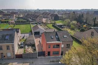 Deze ruime halfopen bebouwing is gelegen op een uitstekende locatie en combineert comfort, functionaliteit en tal van mogelijkheden. De woning...