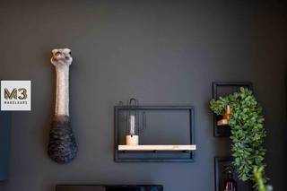 <span>Dit hip ingekleed appartement met twee slaapkamers werd in 2019 grondig gerenoveerd en bevindt zich op de tweede verdieping. De ruime living heeft grote ramen langswaar de zon rijkelijk kan binnenschijnen. De open keuken is goed uitgerust en de badkamer is knap afgewerkt. Uitblazen kun je doen op het gezellig, houten terrasje. In de buurt liggen leuke cafeetjes en eetgelegenheden en op de nabijgelegen Meir kun je lekker gaan shoppen. Het Koningin Astridplein ligt op 2 minuten wandelen, vanwaar je met de trein, metro, bus of Velo-fiets naar je bestemming kunt gaan. </span><br /><br /><span><strong>Indeling</strong></span><br /><br /><br /><span><span>Leefruimte met open keuken (31 m²): uitgerust met elektrische kookplaat, dampkap, oven, afwasmachine en koelkast op laminaatvloer.<br />Terras (6 m²).<br />Bergruimte: Wasmachine en cv-ketel.<br />Hal (4,5 m²).<br />Badkamer (8 m²): met douche, wastafelmeubel, toilet, handdoekradiator op tegelvloer.</span><br /><br />Slaapkamer 1 (12 m²): op laminaatvloer.</span><br /><span>Slaapkamer 2 (6 m²): <span>op laminaatvloer.</span></span><br /><br /><br /><span><span><span><strong>Extra</strong></span></span><br /><br /><span>Geen gemeenschappelijke kosten!<br />Individuele meters voor water, elektriciteit en gas (dus excl. huurprijs).<br />Overal dubbelglas.<br />EPC: 84 kWh/m².<br />Geen lift.<br />Wordt gemeubeld verhuurd.<br />3 maanden huurwaarborg + kost voor plaatsbeschrijving (ongeveer 200 euro).</span></span><br />