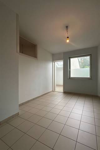 <p>In hartje Herent, met een vlotte bereikbaarheid tussen de steden Leuven (op fietsafstand), Mechelen en Brussel, kan je dit kleinschalig appartementsgebouw vinden bestaande uit twee appartementen met een totale bewoonbare oppervlakte van 180m². Dit gebouw is zeer centraal gelegen namelijk op een boogscheut van het treinstation van Herent, de fietsautostrade en de E314.</p><p>Ieder appartement heeft zijn eigen inkom. Het gelijkvloerse appartement (71m²) is een 1-slaapkamer appartement en op heden bewoond door een huurder. Bijkomend heeft deze entiteit een kelder, een berging met toegankelijkheid via de buitenzijde en een stukje privatieve buitenruimte en 1 bijhorende autostaanplaats.</p><p><span><strong>Interesse? Of een bezoek ter plaatse? Dat kan! Contacteer Jacky: jacky@connect-immo.be of 0495 53 46 49</strong></span><br />EPC: label F - 571 kWh/m² - 20240416-0003201553-RES-1 // Renovatieverplichting!<br />vg, vv, gdv, gvkr</p>