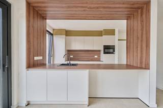 <strong>Nieuwe verkaveling in Neeroeteren</strong> aan de voormalige melkerij <span>bestaande uit <strong>2 woningen op grote percelen</strong>, <strong>drie bouwgronden en achterliggende gronden</strong></span>.<br /><br />De percelen liggen op een boogscheut van het centrum van Neeroeteren met een supermarkt en school op 500 meter. Hier woon je mooi met de achterzijde grenzend aan de Tapziepbeek, wat voor een extra natuurlijk karakter van de tuinen zorgt. Op de percelen achter de Tapziepbeek kan er volgens de verkavelingsvoorschriften niet gebouwd worden, wat betekent dat het groene karakter behouden zal blijven. <br /><br /><span><strong>Lot 2</strong></span> is een <span><strong>open doorzonwoning</strong></span> met carport.<br />- doorzonwoning: 160,70m²<br />- oppervlakte bouwperceel: 7a88ca<br />- terras: 24,52m²<br />- mogelijkhheid om de achterliggende grond(en) bij aan te kopen*<br /><br /><strong>Gelijkvloers:</strong><br />- inkomhal met apart toilet<br />- leefruimte met veel lichtinval en open keuken<br />- aparte berging/wasplaats<br />- 1 slaapkamer met badkamer met enkel badkamermeubel en douche<br />- groot terras met zuidgerichte tuin<br /><br /><strong>Verdieping:</strong><br />- 3 slaapkamers<br />- 1 badkamer met dubbel badkamermeubel en douche<br />- apart toilet<br />- technische ruimte<br /><br />De woning werd volledig afgewerkt met kwalitatieve materialen en is geschilderd. Er is een carport aan de rechterzijde van de woning met een laadpunt voor de auto. Er is overal vloerverwarming aanwezig en er zijn zonnepanelen voorzien. Grote troef is het <strong>zeer gunstig E-peil van maximum 10</strong>. <span>Omdat het E-peil <10 is, moet de koper gedurende 5 jaar geen kadastraal inkomen betalen. De buitenverhardingen en de tuin zijn aangelegd.</span><br /><br /><span>*De<strong> achterliggende percelen grond</strong> (Loten 6 t.e.m. 10) kunnen optioneel bij aangekocht worden (58a61ca).</span><br /><br />Ben jij op zoek naar een rustig gelegen nieuwbouwwoning in het groen op een ruim perceel? Maak dan snel een afspraak voor een bezoek!<br /><br />Vermelde prijs is exclusief registratie, BTW en notariskosten. Wij ontzorgen je ook voor <strong>de verkoop</strong> van <strong>je huidige woning</strong>! Voor meer uitleg helpen we je graag verder.