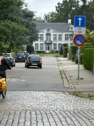 Aan de inkom van het Boekenbergpark bevindt zich op de 2e verdieping van een klein appartementsgebouw dit gezellig appartement met 1 slaapkamer. De living op laminaat geeft uit op de open keuken met combi-oven, koelkast met diepvries en elektrisch kookvuur met dampkap.<br />Via de badkamer met douche, lavabo en bijhorende kast komen we achteraan in de slaapkamer met terras. De slaapkamer is voorzien van een airco die voldoende sterk is om het ganse appartement te bedienen. De raam van de slaapkamer heeft een elektrische rolluik zoals ook de berging op het terras, waar ook een aansluiting is voor de wasmachine, met een elektrische rolluik uitgerust is. PVC-ramen, draai-kip, laag energieverbruik en vooral de ligging zijn extra pluspunten.<br />Vaste kosten van € 30 per maand voor verbruik water en verwarming dat jaarlijks afgerekend wordt.
