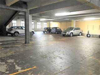 Centrale ligging in Antwerpen. De overdekte garage is uitgerust met een elektrische sectionale poort. Afstandsbediening voor de poort beschikbaar na betaling van een waarborg. <br /> 