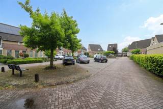 Deze ideale gezinswoning is gelegen in een mooi woonerf vlakbij de Nederlandse grens, en met achteraan zicht op weilanden. De woning ligt achteraan in de straat, voor extra privacy. Mits wat opfriswerken (keuken vervangen, schilderwerken) kan dit jouw knusse nieuwe thuis worden. De woonkamer en de keuken genieten van natuurlijke lichtinval en bieden uitzicht op de achterliggende weilanden. Er zijn 4 slaapkamers in totaal, als je dat will: 1 grote en 2 éénpersoonskamers op de eerste verdieping. Op de tweede verdieping: grote (polyvalente) kamer: deze kan ingericht worden als vierde slaapkamer, als een soort kangoeroewoonst, hobbyruimte, .............aansluiting wasmachine en cv-installatie bevinden zich hier ook. Buiten is er de tuin, de garage en een berghok achter de garage. Extra parkeergelegenheid is er op de oprit en op het woonerf. Op 5 minuten elektrisch fietsen ben je in het bruisende 'Baol' (Baarle-Hertog ;)), met gezellige restaurantjes, supermarkten Jumbo, A. Heyn... Okay supermarkt is op een paar autominuten (Weelde) en met een kwartier autorijden ben je in Turnhout. Met de fiets is dit ook gemakkelijk te doen, gezellig langs het Bels lijntje. Natuur is ook vlakbij: bossen, wandelroutes, natuurgebieden (het prachtige Vennegebied).... De kleuter- en basisschool, bushalte Turnhout - Baarle zijn vlakbij. Je kan ook lekker gaan eten in het historische 'Spoorhuis'. Gunstig EPC (bijna B) en elektriciteit conform. Niet gelegen in een overstromingsgebied. P-score: D-G-score: C. Maak snel jouw afspraak!
