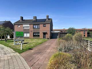 <p>Netjes onderhouden en handig ingedeelde woning op een uitstekende locatie. De woning is gelegen in een autoluwe woonwijk net buiten het centrum van Herenthout, op fietsafstand van alle nodige faciliteiten en op 200m van het gemeentelijk sportcentrum met tal van recreatiemogelijkheden. Op het gelijkvloers beschikt deze woning over een inkomhal met gastentoilet, een leefruimte, een geïnstalleerde keuken, een ruime veranda, een wasplaats en een inpandige garage. Op de 1e verdieping vindt u een nachthal met toegang tot 3 slaapkamers en een badkamer met douche en toilet. Achteraan geniet deze woning een netjes aangelegde en volledig omheinde tuin, welke tevens beschikt over een handige achteringang. Vooraan is er een grote oprit met voldoende parkeergelegenheid, alsook een extra carport naast de woning. De woning is reeds voorzien van zonnepanelen en een thuisbatterij, dus ook op vlak van energiezuinigheid zijn de eerste stappen reeds gezet. Een handige kamerindeling, goede ruimteverhoudingen en rustige ligging zijn dé troeven en maken dit een ideale woning voor jonge gezinnen met kinderen. Renovatieplicht van toepassing.</p>