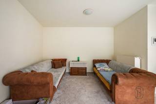 Aangenaam duplex appartement rond een groene binnentuin
Dit charmante duplex appartement geniet van een rustige ligging rond een verzorgde centrale binnentuin. Op het gelijkvloers bevinden zich een inkomhal met toilet, een gezellige leefruimte en een open ingerichte keuken. De verdieping omvat 2 slaapkamers en een badkamer.
Verwarming gebeurt via een energiezuinige condensatieketel op aardgas.
Momenteel verhuurd, waardoor dit appartement ook een interessante investeringsopportuniteit vormt met een netto rendement van circa 4%.
Een aangename woonplek én een zorgeloze investering.
Te koop via Immo Beguin, jouw vastgoedexpert sinds 2009, met kantoren in Ronse, Waregem, Kortrijk, Deinze, Doornik en Lessines.
Meer info of bezoek via info@immobeguin.be