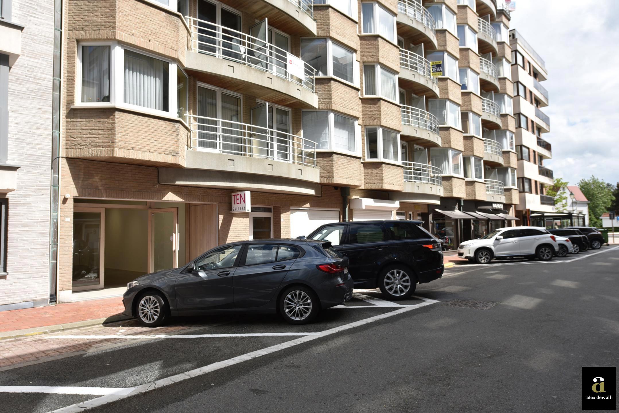 Uitstekend gelegen handelspand met hoge muren ( 3.70m) [Zandstraat - Zoute]. - foto 5