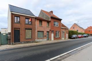 Deze gerenoveerde woning, gelegen nabij het centrum van Beveren, biedt wooncomfort op een centrale locatie. Winkels, scholen en openbaar vervoer bevinden zich allemaal in de nabije omgeving.<br /><br />De indeling is als volgt: leefruimte, volledig geïnstalleerde ruime keuken met zicht op de tuin en badkamer met douche, wastafel en toilet. Op de 1ste verdieping zijn er 2 slaapkamers.<br /><br />Buiten kan je heerlijk ontspannen op het aangelegde terras of in de tuin.<br /><br />Als extra troef beschikt de woning nog over een buitenberging die je bereikt via de zij-ingang, ideaal om je fiets te stallen. <br /><br />De woning is onmiddellijk beschikbaar.<br /><br />Wij leiden je graag rond!
