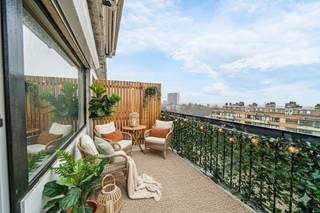 Info: bruxelles.ouest@weinvest.be of 02 315 77 22<br /><br />**Lichtrijke Studio Penthouse met terras en open uitzicht in Jette**<br /><br />Gelegen op de bovenste verdieping van een goed onderhouden gebouw, onderscheidt deze studio zich door haar lichtinval, potentieel en open uitzicht.<br /><br />De studio bestaat uit een aangename leefruimte met open keuken, een duidelijk afgebakende slaaphoek met ruimte voor een comfortabel bed, een douchekamer met toilet en een voorziene aansluiting voor een wasmachine. De elektriciteit zal uiterlijk bij de notariële akte conform zijn, en een kelder vervolledigt het geheel.<br /><br />De studio vraagt enkele opfrissingswerken, maar vormt een uitstekende basis om een gezellige en warme woonruimte te creëren. Om de mogelijkheden beter te visualiseren, bevat de advertentie 3D-projecties die inspirerende indelingsideeën geven en het potentieel van het pand in de kijker zetten.<br /><br />Een absolute troef is het gunstig georiënteerde terras, een echte verlenging van de leefruimte, met een aangenaam uitzicht, onder andere op het Atomium.<br /><br />Ideaal gelegen in Jette, vlakbij openbaar vervoer, het UZ-ziekenhuis, de ring, de tunnels richting het centrum van Brussel, het station van Jette en het Spiegelplein. Liefhebbers van groen zullen ook de nabijheid van het Dieleghembos waarderen.<br /><br />Een charmant pand met veel potentieel, ideaal als eerste aankoop, investering of pied-à-terre.<br /><br />📍 Zeker een bezoek waard!<br /><br />EPC: F – CO₂: 94 kg/(m².jaar) – 342 kWhEP/(m².jaar) Mis onze exclusieve panden niet op onze website: www.weinvest.be