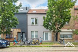 In Gentbrugge, in een gezellige zijstraat van de Brusselsesteenweg, bevindt zich dit pand dat bestaat uit twee wooneenheden. Het gelijkvloers appartement, momenteel verhuurd voor 950 euro, in Ledeberg combineert een praktische indeling met een aangename en ruime private buitenruimte. De leefruimte geniet van veel natuurlijk licht en sluit mooi aan op de eetplaats en de open keuken, die voorzien is van voldoende kast- en werkruimte. De beide slaapkamers zijn volwaardig en bieden voldoende plaats voor een tweepersoonsbed en bijkomend meubilair. Verder beschikt het appartement over een badkamer met douche en lavabo, evenals een afzonderlijk toilet. Achteraan bevindt zich een grote private tuin, onderhoudsvriendelijk aangelegd met kunstgras. Het tweede appartement, 110 m2, verhuurd voor 1.100 euro, is een ruime en lichtrijke woongelegenheid met eigen privétoegang, verdeeld over verschillende niveaus. De woning beschikt over een grote open woonruimte met veel natuurlijke lichtinval, een frisse houten vloer en verzorgde accentpunten die het interieur een hedendaagse uitstraling geven. De open keuken sluit mooi aan op de leefruimte en vormt samen met de eet- en zithoek een aangename centrale leefomgeving. Op dit niveau bevindt zich tevens een slaapkamer met aansluitende badkamer, uitgerust met bad en douche, lavabo en toilet. Aansluitend is er een praktische bergruimte met voorzieningen voor een wasmachine, vanwaar men toegang heeft tot een gezellig terras. Een verdieping hoger bevinden zich nog twee lichtrijke slaapkamers. Op deze verdieping is bovendien een aparte doucheruimte met lavabo voorzien, evenals een afzonderlijk toilet. Bezoekdag: 05/09 : Inschrijven via mail naar tommy@immo-home.be, geen telefonische inschrijvingen! Volg ons op Fb en Insta. Voor meer info: www.immo-home.be. GRATIS SCHATTING &amp; GRATIS FINANCIEEL ADVIES