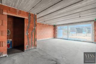 <div>
<div>
<h3>Gelijkvloers app + tuin + 2 slpks + 2 parkings</h3>
<p>💡 <strong>Aankoop aan 6% btw mogelijk, mits voldaan wordt aan de voorwaarden.</strong></p>
<p>Ruime en lichtrijk gelijkvloers appartement met een <strong>NETTO bewoonbare oppervlakte van maar liefst 79m²</strong>.</p>
<ul>
<li><strong>Tuin 67m²</strong></li>
<li><strong>2 slaapkamer</strong><strong></strong></li>
<li><strong>Terras 12 m²</strong></li>
</ul>
<p>Dankzij de royale raampartijen en de doordachte indeling geniet u hier van een aangename, open en comfortabele woonbeleving.</p>
<p>Extra troef: bij het appartement horen <strong>2 privatieve parkeerplaatsen</strong>, zijnde <strong>parking P4 (met laadpaal) en P5</strong>.<br /><br />Prijs appartement = 269.000€ (excl. kosten) + P4 en P5 = 18.000€ (excl. kosten).</p>
<p>Een ideale woonopportuniteit voor gezinnen, koppels of investeerders die op zoek zijn naar ruimte, functionaliteit en comfort.</p>
<p><strong>Interesse? Contacteer ons voor meer informatie of een bezoek ter plaatse.</strong><br />☎ 050 33 59 03<br />✉ info@yess-vastgoed.be</p>
</div>
</div>