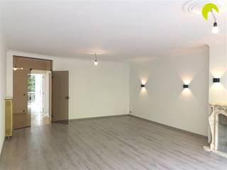 <p><span>Op een uitstekende locatie in Mortsel, vinden we dit ruim en gerenoveerd (2021) appartement met zicht op groen en een unieke parktuin! Het openbaar vervoer (bus, tram en trein) en tal van winkels zijn vlakbij gelegen. </span></p><p><span> </span></p><p><span>Indeling</span></p><p><span>Via de trap of lift gaan we naar de 2e verdieping en betreden we het appartement. We stappen binnen in de ruime inkomhal (+/-10m²) met mogelijkheid tot vestiaire van waaruit we toegang hebben tot de lichte en aangename woonkamer (+/-40m²) met prachtige haard en met toegang tot het terras (+/-8m²) vooraan. Hier aansluitend vinden we de ingerichte keuken (+/-10m²) op tegelvloer welke voorzien is van een keramisch kookvuur (oven, dampkap , spoelbak, vaatwasser, diepvries, koelkast en voldoende bergruimte). Verder geeft de inkomhal toegang tot de 3 ruime slaapkamers (11m², 11m² en 17m² ) allen voorzien van een schuifraam met toegang tot het aangename Zuidoost geörienteerde terras (+/-13m²) met zicht op het park en tot de aparte berging (+/-5m²) met ingemaakte kastenwand. Hiernaast kunnen we vanuit de inkomhal ook naar de ingerichte badkamer (+/-5m²), voorzien van een ligbad, lavabo met spiegelkast en de aansluiting voor het wasmachine. Het gasten toilet is apart en is voorzien van een handenwasser. Het volledige appartement is voorzien van een nieuwe laminaatvloer.</span></p><p><span> </span></p><p><span>Bij het appartement hoort ook nog een praktische kelderberging, een ondergrondse garagebox en 2 ondergrondse fiets staanplaatsen welke inbegrepen zijn in de huurprijs!! </span></p><p><span> </span></p><p><span>Algemeen: Terrassen volledig vernieuwd (2014), liften zijn aangepast en conform, individuele verwarming op gas, individuele meters, verlichting gemene delen volledig vernieuwd (2015), dak vernieuwd en geïsoleerd (2016), vernieuwde parlofonie (2017), schouwen vernieuwd en privatieve condensatieketel (2021)! </span></p><p><span> </span></p><p><span>Nuttige informatie</span></p><p><span>- Onmiddellijk beschikbaar! </span></p><p><span>- Waarborg 3 maanden</span></p><p><span>- Plaatsbeschrijving: 225 euro per partij</span></p><p><span>- EPC: 190 kWh/(m² jaar)</span></p><p><span>- Gemeenschappelijke kosten: 100 euro (incl. lift, minuterie, syndicus, onderhoud gebouw en tuin, blokpolis) - aparte nuts voorzieningen. </span></p><p><span> </span></p><p><span>Boek nu zelf ONLINE uw afspraak in. Surf naar het betreffende eigendom op onze website www.habicom.be en klik op de roze knop 'PLAN EEN BEZOEK'. </span></p><p><span>Voor meer info surf naar www.habicom.be.</span></p><p><span> </span></p>