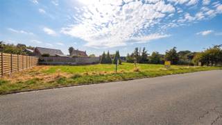 Bouw jouw droomvilla op deze mooie grote villagrond van 1225 m²! Hou je bovendien van een grote tuin, en dit met een ideale zuidwest gerichte oriëntatie? De grote percelen worden zeldzaam! Of bent u misschien op zoek naar een unieke kans om TWEE bouwgronden naast elkaar aan te kopen? Dan is dit een ideale gelegenheid voor u als aannemer bv. om twee huizen naast elkaar te bouwen op hetzelfde moment: tijdsbesparend en praktisch. Ook is dit zeer geschikt voor families die graag naast mekaar willen wonen om praktische redenen (kinderoppas...), of die willen kunnen kiezen wie ze het liefst als naaste buur krijgen! De grond is zeer mooi en gunstig gelegen, in een landelijke omgeving aan het kanaal, met fiets- en wandelgelegenheid. Alle faciliteiten zijn vlakbij: basisschool op 1 km, supermarkten op 1-2 km, bushalte op 200 m, middelbare scholen op 9 km. . Voor meer inlichtingen over de bouwvoorwaarden, gelieve ons kantoor te contacteren.