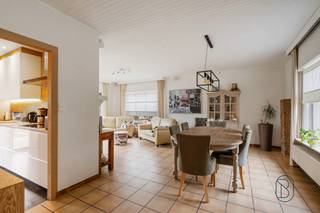 <p><strong>Te koop: rustig gelegen gelijkvloerse open bebouwing met 3SLK, CARPORT en TUIN!</strong><br /><br />In een rustige buurt in Izegem, bevindt zich deze gelijkvloerse <strong>alleenstaande woning met tuin</strong>, <strong>carport</strong> en een volledig <strong>aparte praktijkruimte</strong>. Een ideale combinatie voor wie wonen en werken wil verenigen, of extra ruimte zoekt voor hobby of zelfstandige activiteit.<br /><br />Wat maakt dit pand uniek?<br />De privéwoning omvat een <strong>inkomhal</strong>, <strong>leefruimte</strong>, een volledig <strong>geïnstalleerde keuken</strong> met kookeiland, <strong>drie slaapkamers</strong> waarvan één met <strong>dressing</strong>, een <strong>badkamer</strong>, een apart toilet en een <strong>praktische berging</strong>. Daarnaast is er een <strong>zolder</strong> voor extra opslag.<br /><br />Aansluitend, maar volledig afzonderlijk toegankelijk, bevindt zich de <strong>praktijkruimte</strong> met inkom, apart toilet, leefruimte, keuken en vier kleinere kamers. Buiten geniet je van een grote tuin, een oprit en een carport.<br /><br />De woning is uitgerust met centrale verwarming op aardgas, <strong>zonnepanelen</strong> en <strong>dubbele beglazing</strong>.<br /><br />Voor wie is dit ideaal?<br />Ideaal voor gezinnen, zelfstandigen of vrijberoepers die een rustig gelegen woning zoeken met praktijkruimte en voldoende buiten- en parkeerruimte.<br /><br />Te koop via Immo Beguin, jouw vastgoedexpert sinds 2009, met kantoren in Ronse, Waregem, Kortrijk, Deinze, Doornik en Lessines.<br />Bezoek na afspraak via: tessa@immobeguin.be</p>