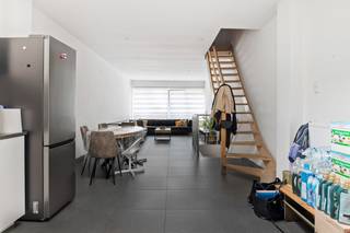 Op een uitstekende en centrale locatie in Mechelen vinden we deze volledig gerenoveerde handelswoning, bestaande uit een handelspand van 100 m² gecombineerd met een ruim appartement van 96 m² met twee slaapkamers. Een bijzonder interessante opportuniteit voor wie op zoek is naar een instapklaar en energiezuinig opbrengsteigendom op een toplocatie.<br /><br />Dankzij de centrale ligging geniet u van een uitstekende bereikbaarheid en bevindt u zich op korte afstand van het centrum van Mechelen, winkels, horecazaken, scholen en het openbaar vervoer.<br /><br />Het gelijkvloers omvat een handelsruimte van maar liefst 100 m². Deze ruime en polyvalente oppervlakte biedt tal van mogelijkheden en kan ingericht worden volgens de noden van een zaak, kantoor, praktijkruimte, showroom of andere commerciële activiteit.<br />Op de verdieping bevindt zich het appartement van 96 m². De woonruimte beschikt over een aangename leef- en eetruimte, een keuken, badkamer en twee volwaardige slaapkamers. Dankzij de recente renovatie en energiezuinige afwerking is dit een instapklaar appartement met hedendaags comfort.<br /><br />Zowel het handelspand als het appartement zijn momenteel verhuurd, wat deze eigendom bijzonder interessant maakt als investering.<br />Dit is een uitstekende opportuniteit als u op zoek bent naar een gerenoveerde en energiezuinige handelswoning met opbrengstpotentieel op een toplocatie in Mechelen. Contacteer ons voor meer informatie op 0487 32 91 87 of neem een kijkje op www.boonstravastgoed.be.<br /><br />Bijzonderheden:<br />- Toplocatie in Mechelen<br />- Gerenoveerd en energiezuinig<br />- Handelspand en appartement momenteel verhuurd