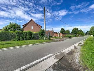 Gelegen op de hoek van de Liersebaan met de Antwerpsebaan in Massenhoven. Tegenover de Kringwinkel. Goede bereikbaarheid naar E313 en ook E34.<br /><br />Woning met aanbouw. Vroeger gebruikt als woning met winkel.<br /><br />De woning zelf beschikt over leefruimte, keuken, achterplaats met sanitair, 3 slaapkamers op de verdieping, kelder. De woning heeft een bruikbare vloeroppervlakte van 164m² volgens EPC.<br /><br />Achteraan werd het perceel nagenoeg volledig bebouwd met bergplaatsen, voorheen gebruikt als berging en daarvoor ook als stal. Deze bergplaatsen hebben een oppervlakte van ca 650 m² en werden eenvoudig opgericht.<br /><br /><br />BIJZONDERHEDEN<br />Nutsvoorzieningen aanwezig: gas, water en elektriciteit.<br />Ingang mogelijk aan Liersebaan en aan Antwerpsebaan.<br />Elektrische installatie: niet conform.<br />Stedenbouwkundige inlichtingen: in aanvraag.<br /><br /><br />POSITIEVE ASPECTEN<br />Commercieele ligging aan de N14.<br />Vele mogelijkheden (wonen/werken).