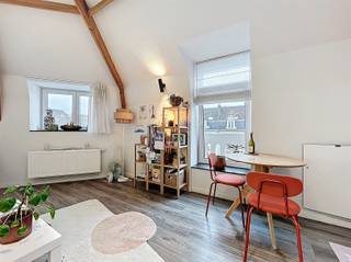 <p><span>BEZOEK? BEL 09/225.00.78. Dit éénslaapkamer-appartement is gelegen op nog geen 200m van het station Gent-Sint-Pieters en ligt vlakbij verschillende handelszaken. Het appartement situeert zich op de derde verdieping. U komt binnen via de gezellige open leefruimte met volledig geïnstalleerde keuken (24m²). Deze is voorzien met een vitro-keramische kookplaat, ingebouwde ijskast met vriesvak, vaatwas, combi-oven, spoelbak en zelfs een wasmachine. Via de leefruimte kan je de slaapkamer (10m²) met inbouwkasten,  inloopdouche en wastafel terugvinden. </span><span>D</span><span>e zichtbare houten balken zorgen voor een karaktervolle en warme uitstraling, die dit appartement net dat tikkeltje extra charme geeft. Volledige inrichting kan in overleg worden overgenomen. Kortom, voor de snelle beslissers!</span></p>