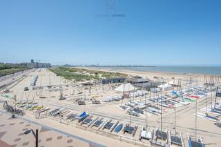 Op de vijfde verdieping van een stijlvol en verzorgd gebouw aan de Zeedijk in Duinbergen, bevindt zich dit prachtig gerenoveerde appartement met een uniek frontaal zeezicht. De volledige renovatie werd tot in de puntjes uitgevoerd door Chrisma, een naam die synoniem staat voor kwaliteit, verfijning en oog voor detail.<br />Bij het binnenkomen valt meteen de lichtrijke leefruimte op, waar grote raampartijen niet alleen zorgen voor een overvloed aan natuurlijk licht, maar ook een adembenemend zicht bieden op zee. Vanuit de leefruimte stap je zo het aangename, westgerichte terras op, waar je vanaf de late namiddag volop van de zon kunt genieten. De open indeling zorgt voor een ruimtelijk gevoel en maakt dit appartement bijzonder uitnodigend.<br />Met twee comfortabele slaapkamers en twee stijlvolle badkamers is dit appartement perfect uitgerust voor wie op zoek is naar een tweede verblijf aan zee met alle comfort, of een zorgeloze investering op toplocatie. Extra troeven zoals een privatieve kelder en een gemeenschappelijke fietsenberging verhogen het gebruiksgemak. <br />Bel ons op voor een vrijblijvend bezoek op 050/760760