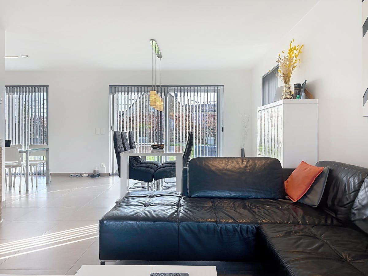 Ruime woning met 4 slaapkamers, tuin en garage te huur. - foto 3