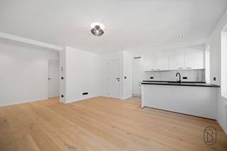 Discover this ready-to-move-in apartment a short distance from the center of Wevelgem. Consisting of a bright living room with open kitchen,...