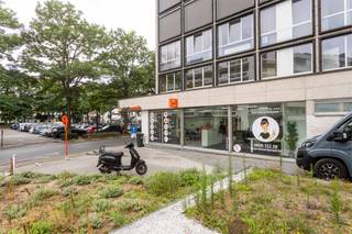 Ontdek dit instapklare en volledig gerenoveerde hoekpand van ca. 200 m², gelegen op een absolute toplocatie in het centrum van Aalst. Dankzij zijn uitstekende zichtbaarheid, grote raampartijen en unieke architectuur is dit een uitgelezen kans voor investeerders.<br />Het pand is momenteel verhuurd aan de betrouwbare huurder ‘START PEOPLE’ aan een maandelijkse huurprijs van € 1.817,11 (HHOV gestart op 01 OKT. 2023, ov wordt betaald door de huurder).Dit maakt het een interessante en zorgeloze opbrengsteigendom. Indeling en afwerking:<br />In het voorjaar van 2023 werd het gelijkvloers volledig vernieuwd:<br />• Vernieuwde elektrische installatie (conform tot 21/09/2048). <br />• Aangepaste kantoorindeling.<br />• Nieuwe sanitaire voorzieningen.<br />• Moderne kitchenette.<br />• Energiezuinige lucht/lucht warmtepomp voor verwarming en koeling. Troeven:<br />✔ EPC label C.<br />✔ Asbestveilig.<br />✔ Grote zichtbaarheid op een drukke hoeklocatie.<br />✔Ruime bruikbare kelder, toegankelijk via vaste trap.<br />✔ Parkeergelegenheid voor de deur met o.a. ‘Shop &amp; Go’-plaatsen.✔ Gelegen op wandelafstand van winkels, openbaar vervoer, station en invalswegen. Bent u op zoek naar een kwalitatief bedrijfsvastgoed met vaste huuropbrengst in Aalst? Contacteer ons vrijblijvend via stephanie@immodelestre.be of 0474 33 27 85<br />Meer info via www.immodelestre.be<br />