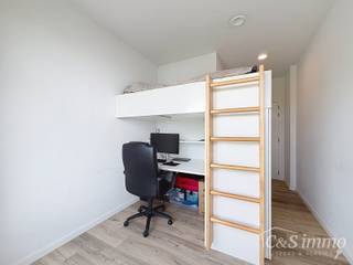 This fully furnished student room is situated in Campus Eilandje, in a great, central location close to Antwerp’s student district. This stylish complex combines a hotel, student accommodation and flats into a single, high-quality development. The communal areas are well-kept and well-maintained.<br />The 18 m² room is practically furnished and features a loft bed, a desk, a wardrobe, an entrance hall and a private bathroom with a shower and toilet.<br />In addition, residents have access to a fully equipped communal kitchen on every floor, each with a spacious terrace. The building also offers a communal study area and bicycle storage. Thanks to the good insulation and the lift, you’ll enjoy optimal comfort here.