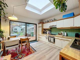 Vous recherchez une maison confortable avec jardin à Gand ? Alors cette agréable maison située sur l'Ottergemsesteenweg vaut vraiment la peine d'être explorée.L'établissement dispose de 3 chambres spacieuses et d'un jardin où vous pourrez vous détendre.Grâce à son excellent emplacement, vous êtes facilement connecté au centre de Gand, aux transports en commun, aux routes d'accès et à divers magasins, écoles et installations de loisirs.