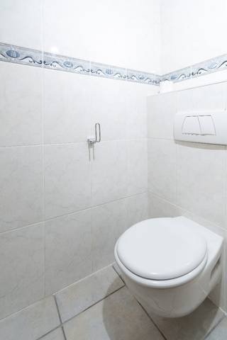 Instapklaar en lichtrijk 2-slaapkamerappartement met terras Aalst<br />Op een gunstige ligging aan de Asserendries bevindt zich dit ruim en uitstekend onderhouden appartement van ca. 100 m², gelegen op de eerste verdieping van een verzorgd appartementsgebouw met lift.<br />Het appartement verwelkomt u via een ruime inkomhal met gastentoilet en geeft toegang tot een bijzonder lichtrijke leefruimte waar comfort en gezelligheid centraal staan. Aansluitend bevindt zich een praktische tussenruimte/wasplaats met aansluitingen voor wasmachine en droogkast, een wasbak en de recent vernieuwde energiezuinige gascondensatieketel.<br />Via de nachthal bereikt u de volledig ingerichte keuken, voorzien van alle comfort: koelkast, elektrische kookplaat, oven en vaatwasser. Vanuit de keuken heeft u rechtstreeks toegang tot het gezellige terras aan de achterzijde van het gebouw, waar u in alle rust kan genieten van de ochtendzon en het uitzicht op de groene gemeenschappelijke tuin.<br />Verder beschikt het appartement over twee volwaardige slaapkamers, waaronder een ruime master bedroom en een tweede kamer die perfect dienst kan doen als kinder-, tiener- of bureelruimte.<br />De badkamer is uitgerust met een ligbad en een stijlvol badkamermeubel met dubbele geïntegreerde wastafel.<br />Extra troeven:<br />•EPC-label B <br />•Energiezuinige verwarming met recente gascondensatieketel (2023)<br />•Ondergrondse garage niet inbegrepen maar wel verplichting tot aankoop (€ 25 000)<br />•Lift aanwezig <br />•Instapklaar <br />•Kelderruimte palend aan ondergrondse garage<br />•Zeer lichtrijke ruimtes <br />•Rustig terras met zicht op groen <br />•Bushalte vlak voor de deur <br />•Snelle verbinding naar de autosnelweg <br />De ligging vormt een absolute meerwaarde: nabij basisscholen en secundaire scholen, ziekenhuizen (ASZ), winkels zoals Aldi, Lidl, Delhaize en Carrefour Market, en op slechts ongeveer 10 minuten wandelen van het centrum van Aalst en het station. <br />Een ideale opportuniteit voor wie op zoek is naar een ruim, comfortabel en c