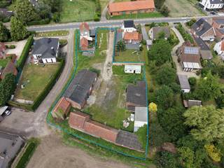 Dit veelzijdige perceel biedt tal van mogelijkheden voor wie op zoek is naar een woon- of landbouwproject op maat. Op het terrein kan een nieuwe woning worden opgericht; de recente funderingen en alle plannen incl. technisch dossier van de architect hiervoor zijn reeds aanwezig, wat een interessante meerwaarde vormt. U hoeft enkel een aannemer te zoeken die de bouw kan starten want ALLES is aanwezig ! <br /><br />Daarnaast kunnen de bestaande bijgebouwen (ca. 1.392 m³) grotendeels behouden en gerenoveerd worden. Er bestaat eveneens de mogelijkheid om deze gebouwen te herlokaliseren en te herbouwen.<br /><br />Ook een herbestemming naar landbouwgebruik behoort zelfs tot de mogelijkheden, mits de nodige vergunningen en onderbouwing. De omvang van eventuele bedrijfsgebouwen is daarbij afhankelijk van de aard en grootte van de landbouwactiviteit.<br /><br />Een uitzonderlijke kans voor wie wil bouwen op een perceel met veel ruimte en bijgebouwen en mogelijkheden. Richtprijs ! Meer info op kantoor. <br />Alle details, plannen en bijkomende informatie zijn beschikbaar op ons kantoor. Stuur gerust een e-mail naar hallo@wijsvastgoed.be