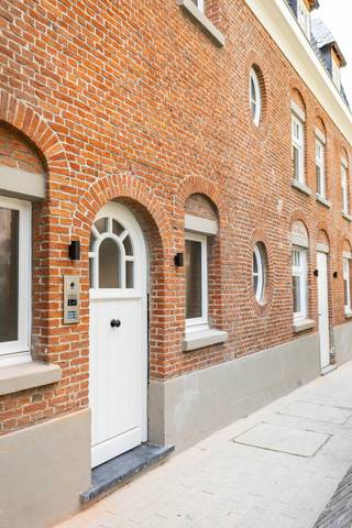 <p><strong>De Panne: Uitzonderlijk duplex-appartement te koop! Unieke locatie, unieke residentie, prachtige afwerking!</strong><br /> </p>

<p>Dit duplex-appartement bevindt zich in de hoogwaardig afgewerkte residentie COCO, een uniek project van BAUHAUS Project. Residentie Coco is de perfecte match tussen het respecteren van de authenticiteit van het gebouw en alle comfort van een modern appartement dat luxueus tot in de laatste puntjes werd afgewerkt! Perfect voor wie op zoek is naar een pied-à-terre of een investering in hartje De Panne!<br /> </p>

<p><strong>Indeling:</strong><br />Inkomhal, lichtrijke woonkamer omringd door ramen, volledig ingerichte keuken met toegang tot een extra bergruimte die tevens als bureauruimte gebruikt kan worden, en apart toilet. De prachtig afgewerkte trap geeft toegang tot de bovenste verdieping, waar zich 2 volwaardige slaapkamers bevinden, elk met eigen private badkamer met inloopdouche, alsook een 2de apart toilet.</p>

<p>Het appartement wordt verder aangeboden met een private kelder op het gelijkvloers.<br /> </p>

<p><strong>Troeven:</strong></p>

<ul><li>Historisch pand dat van A tot Z werd vernieuwd!</li><li>Kleinschalige residentie met lift</li><li>Luxueuze afwerking</li><li>Heel centrale ligging, op enkele stappen van de zee!</li><li>Huisgevoel in een appartement!</li></ul>

<p>Interesse? Contacteer ons vandaag nog voor meer informatie of een bezoek.</p>