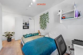 Op een steenworp van de Leuvense markten vindt u deze moderne studentenkamer van ca. 16 m², gelegen aan de voorzijde van het gebouw op de tweede verdieping. De combinatie van centrale ligging en kwalitatieve afwerking maakt dit een bijzonder aantrekkelijke unit. De kamer is bemeubeld met bed, bureau met bureaustoel, kleerkast en een ingebouwde ontbijtblok met koelkast en microgolfoven. Elke unit beschikt over een eigen badkamer met douche, lavabo en toilet. Bewoners genieten bovendien van een gemeenschappelijke keuken met berging en een inpandige fietsenstalling. Perfect als veilige investering in een blijvend sterke studentenmarkt. Heeft u vragen of zou u graag een bezoek inplannen? Aarzel dan niet om ons te contacteren via info@homies.be of via 016 22 82 22. HOMIÉS, an Eye for Immo. 